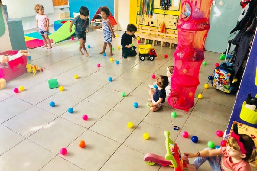COWORKINGS CRIAM ESTRUTURA PARA ATENDER CRIANÇAS ENQUANTO PAIS TRABALHAM NO PERÍODO DE FÉRIAS ESCOLARES, ESPAÇOS COMPARTILHADOS DE TRABALHO QUE ACEITAM CRIANÇAS GANHAM MAIS ADEPTOS