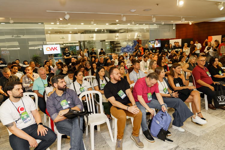 Durante o acolhimento de todos os participantes no foyer do Teatro CIEE, casos reais e muita troca de conhecimento com outros donos de coworkings e fornecedores do setor