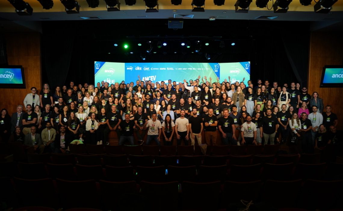 EXP26 – Foto Geral no final do evento Foto geral no palco do CIEE do Ancev Experience 2026