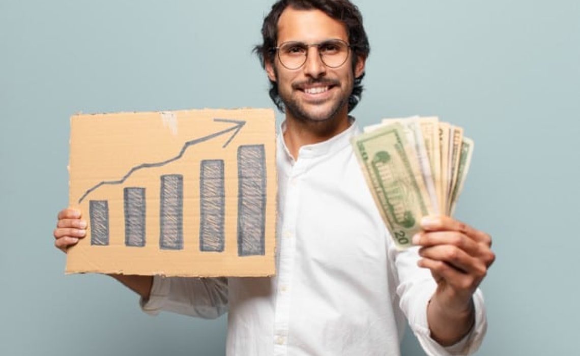 jovem-empresario-indiano-bonito-com-notas-e-um-grafico-de-barras_1194-193904